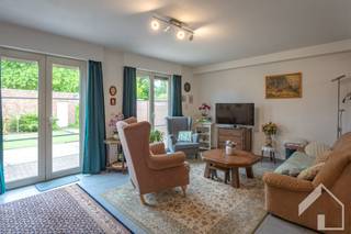 Recent gelijkvloersappartement, bestaande uit: hal, woonkamer met open keuken, bijkeuken/berging, ingerichte badkamer. Individuele...