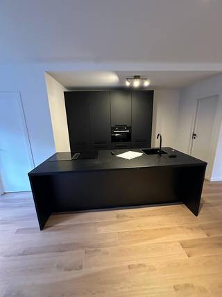 Ben je op zoek naar een investering met mooi rendement? Dit volledig gerenoveerd opbrengsteigendom in het hart van Boechout is volledig verhuurd.Op...