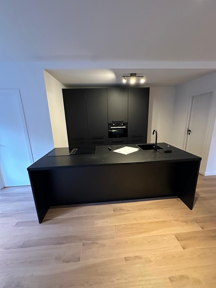 opbrengsteigendom met  2 appartementen en 3 garages - photo 1