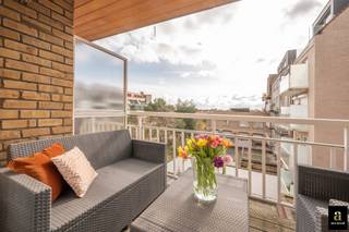 Charmante pied-à-terre, ideaal gelegen in de Dumortierlaan, op slechts enkele stappen van de zee en de exclusieve winkelstraten van...