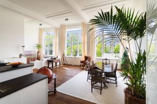 In het historische hart van Antwerpen bevindt zich deze uitzonderlijke duplexwoning, waar authentieke architectuur en hedendaags wooncomfort elkaar ontmoeten. Gelegen op wandelafstand van de Grote Markt, de Kaaien en het Eilandje geniet u hier van een unieke woonbeleving in een van de meest gegeerde buurten van de stad.<br /><br />De residentie werd met respect voor haar historische karakter volledig gerenoveerd en energetisch geoptimaliseerd. De authentieke gevel bleef behouden, terwijl achter de gevel een hoogwaardige afwerking en hedendaagse technieken zorgen voor een duurzaam en toekomstgericht wooncomfort.<br />De duplex verwelkomt u via een ruime inkomhal. <br /><br />Op het gelijkvloers bevinden zich twee volwaardige kamers, waarvan één zich perfect leent als bureau, hobbyruimte of extra slaapkamer. De master beschikt over een stijlvolle dressing en directe toegang tot de badkamer, uitgerust met een dubbele wastafel, royale inloopdouche. Verder zijn er een afzonderlijk gastentoilet, een praktische berging en een aparte wasruimte.<br /><br />De bovenverdieping vormt het hart van de woning. Dankzij de indrukwekkende plafondhoogte en de overvloedige lichtinval ontstaat een bijzonder ruimtelijk gevoel. De open leefruimte sluit naadloos aan op de volledig uitgeruste keuken, waardoor een elegante en uitnodigende leefomgeving ontstaat. Doorheen de woonruimtes werd gekozen voor een warme eiken parketvloer.<br /><br />Als bewoner geniet u bovendien van een prachtig aangelegde gemeenschappelijke binnentuin, een afgesloten fietsenberging met laadvoorzieningen voor elektrische fietsen en de mogelijkheid om ondergronds te parkeren.<br /><br />Voor ultiem wooncomfort in het hart van Antwerpen kan u één ondergrondse autostaanplaatsen aankopen aan € 45.000 per plaats.<br /><br />Interesse?<br />Contacteer LISTED vandaag nog: +32 3 283 51 51.<br />