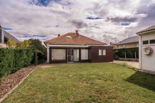 TE KOOP: WONING MET 2 GARAGES OP 5 ARE TE DILBEEK ALS VOLLEDIG RENOVATIEPROJECT OF BOUWGRONDOp zoek naar een project met potentieel? Deze woning,...