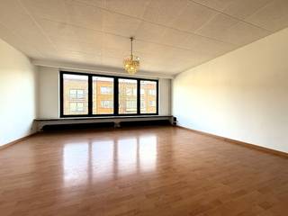 Dit gerenoveerde appartement met garage en magazijn geniet een uiterst centrale ligging, vlak bij winkels, openbaar vervoer en...