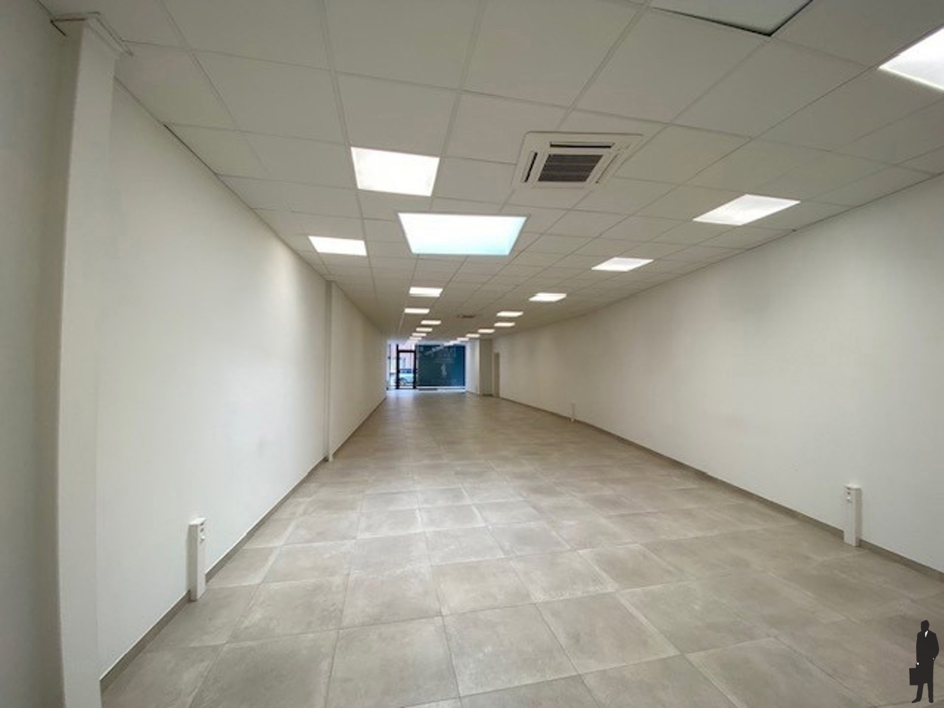 Ruime handels/kantoorruimte te huur in het centrum van Hoogstraten. - foto 3