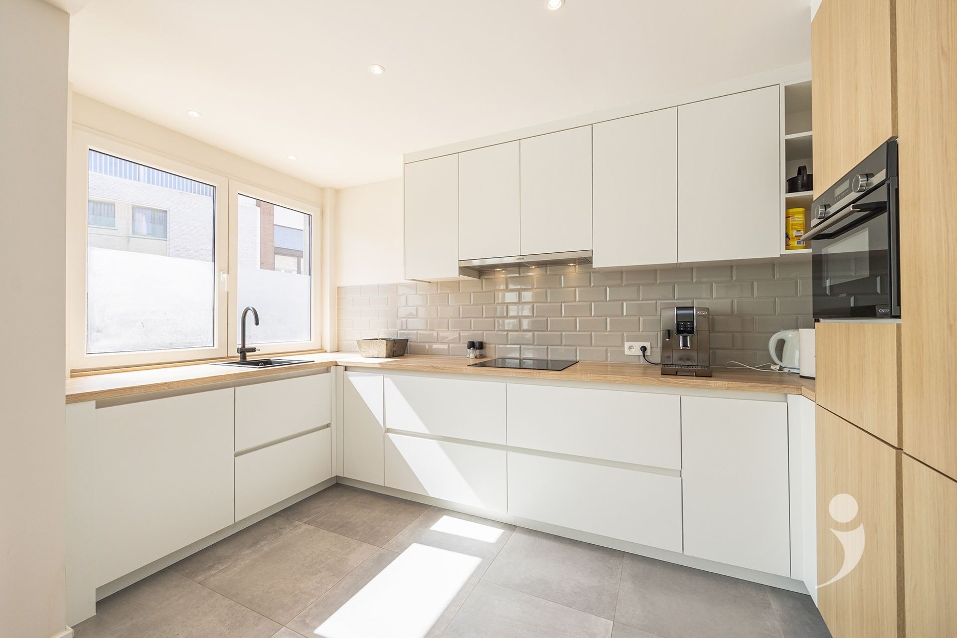 Gerenoveerd appartement met 2 slaapkamers, garagebox en staanplaats - foto 4