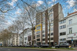 <p><span> </span></p><p><span>Op de Britselei woon je uiterst centraal en geniet je van een vlotte verbinding met de auto, het openbaar vervoer en de velo. Alles wat de stad te bieden heeft ligt binnen handbereik. </span></p><p><span> </span></p><p><span>Het appartement bestaat uit een lichtrijke woonkamer van 33 m², een ruime leefkeuken (20 m²), aparte slaapkamer (14 m²) met zuid-georiënteerd terras (3 m²), een extra berging (4 m²) en een modern ingerichte badkamer (4 m²) met inloopdouche, lavabomeubel en ruimte om een wasmachine te plaatsen. Vaste kosten provisie ca. 150 euro incl (water, verwarming, verzekering gemene delen). </span><span>Voor meer info surf naar <span>www.hansimmo.be</span></span></p><p><span> </span></p><p><span> </span></p>