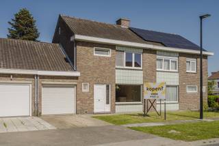 In de rustige Seizoenswijk in Kuurne bevindt zich deze stevige, op te frissen woning die wacht op haar nieuwe eigenaars.<br /><br />De praktisch ingedeelde woning beschikt over een inkomhal met gastentoilet en een lichtrijke leefruimte die zich uitstrekt van de voortuin tot de achtertuin. Aansluitend vindt u een ruime keuken die toegang biedt tot de tuin, waar het omringende groen zorgt voor de nodige rust en privacy.<br /><br />Op het gelijkvloers is er bovendien een garage, met daarboven een eerste zolder die extra praktische bergruimte biedt. Op de bovenverdieping bevinden zich drie volwaardige slaapkamers en een badkamer.<br /><br />Verder blinkt deze woning uit in functionaliteit dankzij de aanwezigheid van een kelder en een tweede, ruime zolder onder het dak van de garage. Een bijkomende troef is dat de woning voorzien is van betonnen gewelven, wat bijdraagt aan de stevigheid en duurzaamheid van het geheel.<br /><br /><br />Waarom net dit aanbod overwegen?<br /><br />✔ nabij centrum<br />✔ rustige buurt<br />✔ veel lichtinval<br />✔ betonnen gewelven<br />✔ 3 slaapkamers<br />✔ tuin met privacy<br /><br />Interesse, bel 0486 05 88 88<br />Attesten & documenten: www.nestr.be