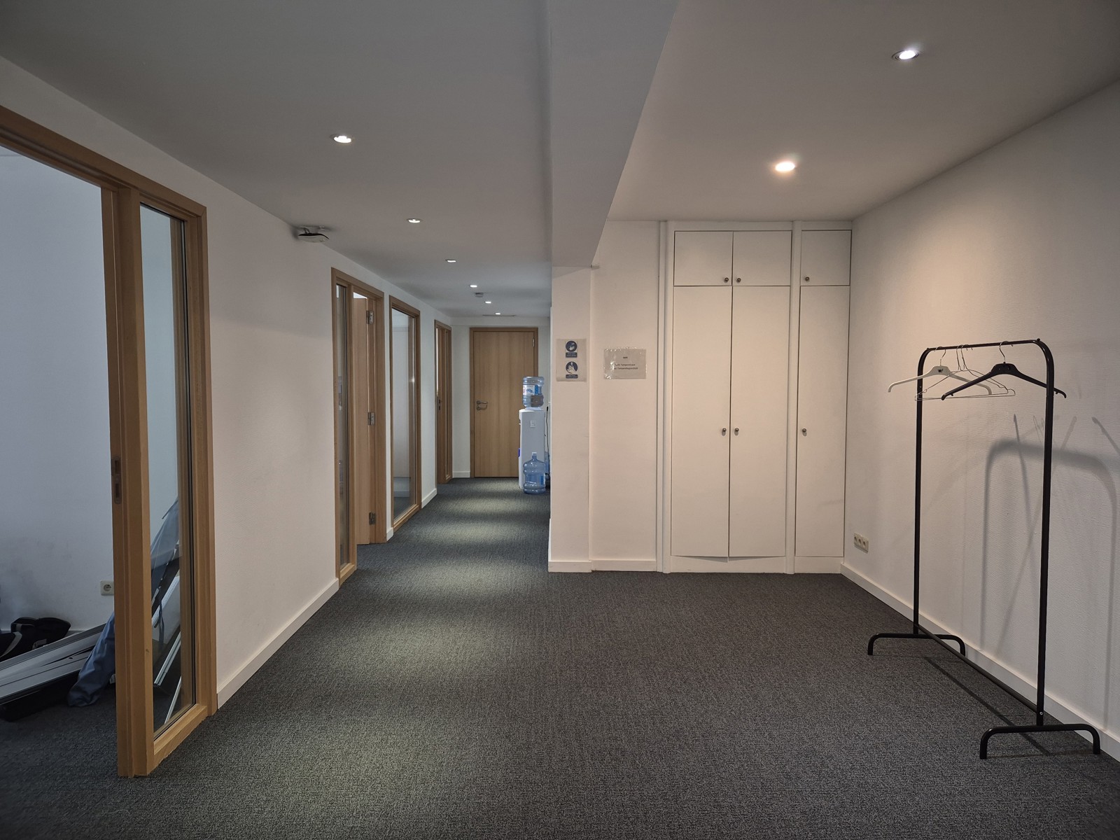 Ruime kantoorruimte met aparte bureaus in het centrum  - foto 2