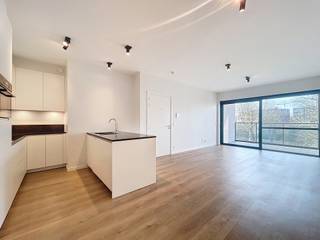 RÉSIDENCE ASSISTÉE<br /><br />SITUATION<br />Cette résidence assistée fait partie du site de l'Institut Moderne, situé au milieu d'un parc aménagé. Le site est très calme, à quelques pas de la gare de Gand-Saint-Pierre et à proximité de divers commerces.<br />Cet appartement de 2 chambres offre une assistance à domicile et une aide professionnelle. Les espaces communs, tels que la cafétéria, la salle de réunion et le parc, renforcent le sentiment de communauté.<br /><br />AGENCEMENT<br />L'appartement est situé au 2e étage et comprend un espace de vie avec cuisine ouverte entièrement équipée, un débarras/buanderie pratique, des toilettes séparées, 2 chambres et une salle de bains avec douche à l'italienne, 2e toilettes et double lavabo. Les grandes baies vitrées du salon donnent accès à une terrasse spacieuse avec une vue magnifique sur le parc. De plus, cette propriété dispose d'un débarras au sous-sol et d'une place de parking privée.<br /><br />L'appartement est entièrement accessible en fauteuil roulant.<br /><br />INFORMATIONS COMPLÉMENTAIRES :<br />Prix journalier : 36,50 € / jour<br />Provision pour les charges communes : 140 € / mois<br />Disponibilité : immédiate<br />Pack de services de base comprenant : assistant à domicile, wifi, bouton d'urgence pour une prise en charge 24h/24 en cas de crise, organisation de soins d'urgence et de transition<br />Divers services supplémentaires (payants) sont proposés, tels que service de courses, aide ménagère, soins corporels, service de bricolage, etc.<br /><br />Pour plus d'informations ou pour une visite :<br />Stéphanie Eeckhout – 0472 13 28 79