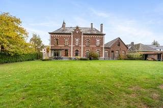 SUPERBE MAISON de MAITRE avec bureaux, double garage, 6 chambres, et jardin cloturé. CHANCE UNIQUE! L'ideal pour...