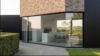 Bouwgrond voor een half open bebouwing met een architecturaal ontwerp en veel aandacht voor wooncomfort. De aankoopprijs dient verhoogd te worden met € 15.000 (excl. BTW) voor de vergunning. De grond is gelegen naast nummer 131.<br /><br />Indeling van de te bouwen woning:<br /><u>Gelijkvloers:</u><br />Garage voor 1 wagen.<br />Inkomhal met afzonderlijk toilet. Ruime living met veel lichtinval door de grote raampartijen. Open keuken. Terras +/- 12 m² en tuin +/- 351 m².<br /><u>Eerste verdieping:</u><br />Nachthal. Berging. 3 slaapkamers. 2 badkamers.<br /><br />Plannen en vergunning beschikbaar op aanvraag.<br /><br /><br /><br />