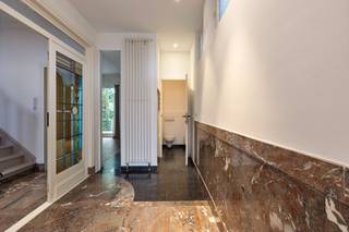 <h2><span>Karaktervolle woning op topligging bij Park Den Brandt</span></h2><p><span>Gelegen op een </span><span>top residentiële ligging nabij Park Den Brandt</span><span>, vindt u deze ruime en karaktervolle woning met </span><span>4 slaapkamers, 2 badkamers, een prachtige zuidwestgerichte tuin, dakterras, kelder en inpandige garage</span><span>.</span></p><p><span>De woning beschikt over een stijlvolle inkomhal met marmer, een gezellige leefruimte en charmante eetkamer op authentiek parket, met rechtstreekse toegang tot terras en tuin.</span></p><p><span>De </span><span>volledig ingerichte BOFFI-keuken</span><span> biedt veel werk- en bergruimte, een gezellige eethoek en een prachtig zicht op de tuin.</span></p><p><span>Op de eerste verdieping bevinden zich </span><span>3 slaapkamers</span><span> en een badkamer met dubbele wastafel, bad, douche en toilet. De tweede verdieping omvat een ruime </span><span>4de slaapkamer van 21 m² met ingemaakte kasten</span><span> en een tweede badkamer met inloopdouche.</span></p><p><span>Een absolute troef is het </span><span>zuidwestgerichte dakterras van 24 m²</span><span>. De diepe tuin van ca. </span><span>20 meter</span><span> biedt bijzonder veel rust en privacy.</span></p><p><span>Verder beschikt de woning over een </span><span>ruime droge kelder met verschillende ruimtes</span><span>, een was-/hobbykelder en een inpandige garage met automatische poort.</span></p><p><span>Troeven:</span><span> topligging 4 slaapkamers 2 badkamers zuidwestgerichte tuin dakterras inpandige garage ruime kelder dubbele beglazing rolluiken nieuwe Vaillant-ketel alarm parlofoon nabij scholen, winkels en openbaar vervoer.</span></p>