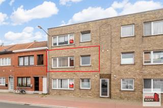 <p><span>ZWIJNDRECHT (Burcht)</span></p><p><span>Mooi gerenoveerd Appartement in Burcht, Heirbaan 116 bus 0101 : Uw Plekje Aan De Schelde Oevers!</span></p><p><span>Ben je op zoek naar een betaalbare woonplek in de nabijheid van Antwerpen ?  Zoek niet verder! Dit ruime appartement met 2 slaapkamers gelegen op de 1</span><span><sup>ste</sup></span><span> verdieping wacht om ontdekt te worden. </span></p><p><span>Of u nu op zoek bent naar een comfortabele thuis voor uzelf of u kijkt uit naar een slimme investering, Dit appartement heeft het allemaal!</span></p><p><span>Is deels moment gerenoveerd. Nieuwe foto's volgen van zodra de werken zijn afgerond !</span></p><p><span>Kenmerken van dit appartement :</span></p><p><span>·         Ruime woonkamer - perfect om te ontspannen en te vermaken </span></p><p><span>·         Volledig ingerichte keuken (met koelkast en oven) - laat uw culinaire creativiteit de vrije loop </span></p><p><span>·         Badkamer met dubbele wastafel en ligbad - voor ontspanning na een lange dag </span></p><p><span>·         2 gezellige slaapkamers - ideaal voor u en uw gasten </span></p><p><span>·         Een handige berging - voor al uw opslagbehoeften </span></p><p><span>·         Hoogwaardige afwerking - met mahonie fineerdeuren en natuurstenen vloeren</span></p><p><span>·         Voorzien van </span><span>7 privatieve zonnepanelen</span><span> </span></p><p><span>·         </span><span>nieuwe zeer energiezuinige warmtepomp MIDEA (A+++ label). Wandmodel met koeling en bediening via WIFI of afstandbediening. EPC : A.</span></p><p><span>·         Bonus : mogelijkheid tot aankoop garage.  Dit staat garant  voor de veiligheid van uw voertuig.</span></p><p><span> </span></p><p><span>Geweldige locatie :</span></p><p><span>·         Gemakkelijke toegang tot bussen naar Temse, Sint-Niklaas en Antwerpen</span></p><p><span>·         Treinstation op minder dan 2 km afstand</span></p><p><span>·         Diverse winkels, supermarkten, apotheken en meer in de buurt</span></p><p><span>·         Minder dan 1 km naar de autosnelweg</span></p><p><span>·         Omgeven door groene ruimtes en naast sportpark De Wallen met tennisbanen en voetbalvelden</span></p><p><span> </span></p><p><span>Investeringskans :</span><span> Dit pand is niet alleen een perfecte plek om te wonen, maar het is ook een geweldige investeringsopportuniteit met een bruto-rendement van 4,057%. Verhuurd sinds september 2008.</span></p><p><span>Grijp nu uw kans en maak van dit prachtige appartement uw eigen stukje paradijs. </span></p><p><span> </span></p><p><span>Neem vandaag nog contact op met Martial op 0475 82 76 66 of stuur een mail naar martial@immosafe.be</span></p>