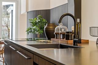 Cette magnifique maison de maître rénovée, située dans le quartier prisé de Zurenborg, allie charme authentique et confort moderne. En entrant,...