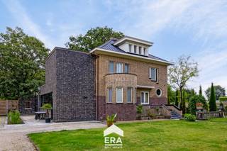 <p>Deze villa is gelegen op een centrale locatie in Peer, met goede verbindingen naar Pelt, Oudsbergen, Bree en Hechtel. De woning bevindt zich op wandelafstand van scholen, winkels, parken, gezellige horecazaken, en de sfeervolle historische stadskern van Peer.<br /><br />Villa Hugo is een ruime, totaal gerenoveerde villa met een woonoppervlakte van 325 vierkante meter. Deze villa beschikt over 5 slaapkamers en 2 badkamers, en is volledig vernieuwd met gedetailleerde afwerkingen en hoogwaardige materialen. Omgeven door een prachtige, omheinde tuin van 30 are, biedt deze villa zowel luxe als privacy. Op het domein bevinden zich een garage en een grote polyvalente ruimte die kan dienen als poolhouse of atelier. Historische betonnen beelden sieren de tuin en herinneren aan het originele bouwjaar.<br /><br />De woning is recent volledig gerenoveerd met duurzame technieken, wat heeft bijgedragen aan het behalen van een EPC B-label. Het huis is uitgerust met een centraal stofzuigsysteem en is gedeeltelijk onderkelderd<strong>.</strong></p>
<p><strong>Troeven:</strong></p>
<ul><li><strong>Woonoppervlakte:</strong> met een bewoonbare oppervlakte van <strong>325 m²</strong>, 5 slaapkamers en 2 badkamers.</li><li><strong>Ruime Tuin</strong>:Volledig omheinde tuin van 30 a en 80 ca met historische beelden en 2 private oprijlanen.</li><li><strong>Polyvalente ruimte:</strong> De grote polyvalente ruimte kan dienen als tuinkamer alsook voor diverse andere toepassingen.</li><li><strong>Hoogwaardige renovatie:</strong> Met aandacht voor detail werd &quot;Villa Hugo&quot; terug gerenoveerd met kwalitatieve materialen.</li></ul>
<p>Kom en ontdek de luxe en het karakter van &quot;Villa Hugo! Neem snel contact voor een bezoek via het nummer 089 46 48 63 of via impact@era.be</p>