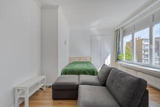 !!!Gelieve uw bezoekaanvraag per e-mail te sturen naar info@rochtusvastgoed.be, met vermelding van uw naam, gsm-nummer en het adres van het te bezoeken pand!!!<br /><br />Deze gerenoveerde studio aan de Charlottalei 8 is volledig instapklaar en ideaal gelegen vlak bij het Stadspark, het Centraal Station en verschillende busverbindingen.<br /><br />De ruime leefruimte met handige vestiaire baadt in natuurlijk licht dankzij de grote raampartijen en zorgt zo voor een aangename en open sfeer. De keuken is uitgerust met kookplaat, koelkast, wastafel met kraan, voldoende opbergkasten en de aansluitingen voor een (af)wasmachine. De badkamer beschikt over een ligbad, wastafel en toilet, zodat je van alle hedendaagse voorzieningen geniet.<br /><br />Dankzij de dubbele beglazing heerst er rust en comfort, en omdat de studio gemeubeld is, kan je meteen verhuizen zonder extra zorgen. Gemeenschappelijke kosten 145€/maand. Beschikbaar vanaf 10/09/2026
