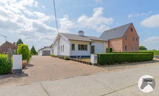 <strong>ZOTTEGEM - Rustig gelegen bungalow in het groen</strong><br /><br />Op zoek naar een woning waar rust, ruimte en een uitstekende bereikbaarheid hand in hand gaan? Deze verzorgde bungalow is gelegen op een prachtig perceel van 1 ha 44a 70ca, bestaande uit het woonperceel én de aanpalende weide van 99a 43ca, die inbegrepen is in de vraagprijs. Omgeven door groen en met een vrij uitzicht over de omliggende velden geniet u hier van een uitzonderlijke landelijke ligging. Ondanks deze rustige omgeving bevinden het centrum van Zottegem en de belangrijkste verbindingswegen zich op korte afstand, waardoor u het beste van twee werelden ervaart.<br /><br />De woning werd doorheen de jaren steeds goed onderhouden en biedt een solide basis voor wie graag een eigen toets aan zijn toekomstige thuis geeft. De bungalow omvat een inkomhal met gastentoilet, een lichtrijke leefruimte met aansluitende eetplaats en keuken, drie slaapkamers, een badkamer en een praktische kelder. Dankzij de gelijkvloerse indeling, de aangename leefruimtes en het mooie contact met de tuin beschikt deze woning over heel wat potentieel om ze volledig naar eigen smaak op te frissen en te moderniseren.<br /><br />Aansluitend bevindt zich een afzonderlijk bijgebouw met een volledig ingerichte studio, voorzien van een eigen badkamer en kitchenette. Samen met de twee garages biedt dit bijgebouw tal van mogelijkheden.<br /><br />De fraai aangelegde tuin vormt een groene oase waar u in alle privacy kunt genieten van de rust en het open landschap. Voor wie op zoek is naar nog meer ruimte, is op wandelafstand van de woning bovendien nog een landbouwgrond van 69a 71ca beschikbaar die afzonderlijk kan worden aangekocht. Hierdoor is deze eigendom uitermate geschikt voor paardenliefhebbers of voor het houden van andere dieren, maar ook voor wie droomt van extra buitenruimte of een landelijke hobby.<br /><br />Deze eigendom combineert een uitzonderlijke groene ligging met een vlotte bereikbaarheid en biedt een unieke kans voor wie op zoek is naar een goed onderhouden woning met opfrispotentieel, veel privacy en tal van mogelijkheden.<br /><br />Neem gerust contact met ons op voor meer informatie of plan vandaag nog uw bezoek via 053/60.65.66. Wij leiden u graag rond.