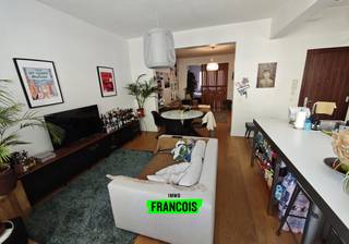Dit stijlvol gerenoveerde appartement (2009) met een bewoonbare oppervlakte van 101 m² (EPC) bevindt zich op de eerste verdieping van een kleinschalige residentie met slechts vier entiteiten. Gelegen in het centrum van Koekelberg, op wandelafstand van het Elisabethpark, geniet u hier van een uitstekende ligging met alle voorzieningen zoals invalswegen klein ring, openbaar vervoer, scholen, basiliek en andere recreatieve mogelijkheden binnen handbereik.<br /><br />Het appartement verwelkomt u in een ruime en lichtrijke leefruimte met balkon waar comfort en gezelligheid centraal staan. Aansluitend vindt u een open, volledig uitgeruste keuken die naadloos aansluit bij de leefruimte. De volwaardige slaapkamer beschikt over een ensuite badkamer, voorzien van twee lavabo’s en een moderne inloopdouche. Verder is er nog een praktische berging met aansluiting voor een wasmachine. Een kelder en een zolderuimte vervolledigt het appartement.<br /><br />Divers; dubbele/driedubbele beglazing in pvc raamprofiel, geen syndicus, verwarming op aardgas (recente nieuwe boiler (viessman)) sinds 5 jaar, parket en-mozaïekvloeren, elektriciteit conform en EPC D.<br /><br />Een ideale opportuniteit voor wie op zoek is naar een instapklaar appartement met karakter op een centrale locatie te Brussel.<br /><br />