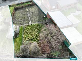 <p>Net buiten het centrum van Veldegem vind je deze mooi gelegen bouwgrond voor open bebouwing. De ligging combineert rust met een vlotte bereikbaarheid: het openbaar vervoer, diverse winkels en de E403 bevinden zich op korte afstand. Het perceel heeft een oppervlakte van 628 m² en een ruime straatbreedte van 16,50 meter. Een mooie kans voor wie een vrijstaande woning wil bouwen op een goed bereikbare locatie nabij het centrum van Veldegem. De bouwvoorschriften zijn beschikbaar op kantoor. (sted. inl.: Gvg, WgLk, Gmo, Gvkr, Vv)</p>