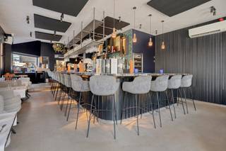 Volledig gerenoveerde horecazaak met terras en appartement op een strategische ligging.<br /><br />Indeling: <br />Verbruikszaal volledig instapklaar met ingerichte professionele keuken. <br />Aansluitend een zonnig terras<br /><br />Eerste verdieping: Zonnig duplex-appartement met ruime living en open keuken.<br />Aparte bureau, badkamer met dubbele lavabo, douche en toilet<br /><br />Op de tweede verdieping bevindt zich een zeer ruime slaapkamer die perfect in 2 kan worden gesplitst.<br />Het pand beschikt over zonnepanelen, airco, isolerende beglazing en dakisolatie.<br /><br />Ook ideaal als investering<br /><br />Bestuursmaatregelen in het maatregelenregister: in aanvraag