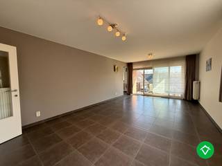 Dit appartement is gelegen op een gunstige centrale ligging, kortbij de ring/autosnelweg, het Sterrebos, het centrum en nog veel meer!<br /><br />De indeling is als volgt: gemeenschappelijke inkomhal - trap - lift - eerste verdieping: inkomhal - apart toilet - twee volwaardige slaapkamers - terrasje - badkamer - lichtrijke living - ruim, zonnig terras - ruime keuken met aparte berging. <br /><br />Vrij vanaf 1/04/2026. <br /><br />Huurprijs: 795 euro/mnd + 65 euro/mnd syndic