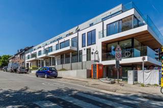 Nieuwbouwappartement met 3 slaapkamers en terras, gelegen in een kleine residentie (Ruebens), nabij het centrum van Dilbeek. Bestaande uit: op de eerste verdieping: inkomhal, berging, toilet, living-eetkamer, open ingerichte keuken, nachthal, badkamer, 3 slaapkamers. Verder is er een terras en een kelder (inbegrepen), alsook een ondergrondse staanplaats (€ 28.500,00 excl. btw en kosten). Bijkomende informatie: EPC: label A - 26 kWh/m² / elektriciteit conform / buitenschrijnwerk aluminium met dubbele beglazing / vloerverwarming via warmtepomp / ventilatiesysteem type D / verkoop onder btw-stelsel (21%). Op heden is het appartement verhuurd met een maandelijkse huurprijs van € 1.550 ,00 + € 100,00 provisie gemeenschappelijke lasten.