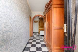 * Te renoveren halfopen bebouwing met garage en ruime tuin* Gelegen in het centrum van Meulebeke op wandel- en fietsafstand van winkels, scholen,...