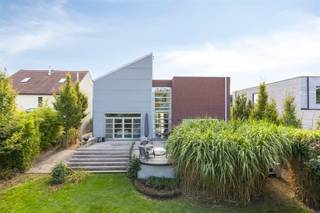 <p><span>Au cœur des vastes prairies et du magnifique paysage vallonné de Lubbeek, à deux pas de Louvain et bénéficiant d'un accès aisé aux principaux axes routiers, nous avons l'honneur de vous proposer à la vente cette propriété unique.</span></p><p><span> </span></p><p><span>Cette villa particulièrement bien entretenue et prête à emménager, construite en 2004, a été rénovée avec goût au fil des ans, dans le souci de la qualité, du confort et des matériaux haut de gamme. Située sur un beau terrain verdoyant de 915 m² et dotée d'une surface habitable généreuse de pas moins de 331 m², cette propriété économe en énergie comprend, au rez-de-chaussée, un hall d'entrée accueillant, un vaste salon avec mezzanine</span><span> offrant une luminosité exceptionnelle et une grande sensation d’espace</span><span>, une cuisine ouverte entièrement équipée, un débarras pratique, des toilettes pour invités et un garage intégré. De plus, le rez-de-chaussée dispose d’un espace polyvalent avec salle de douche attenante, qui peut parfaitement servir de chambre supplémentaire, de bureau ou de salle de loisirs. </span></p><p><span> </span></p><p><span>Le premier étage comprend un vaste palier avec un espace bureau ouvert, trois chambres à coucher à part entière, dont l’une est actuellement aménagée en dressing, ainsi qu’une salle de bains élégante, équipée à la fois d’une baignoire et d’une douche à l’italienne. La maison dispose également d’un grenier de rangement fonctionnel et d’un abri de jardin pratique.</span></p><p><span> </span></p><p><span>À l’extérieur aussi, cette villa a de quoi séduire. Les futurs propriétaires pourront profiter d’un beau jardin intime, agrémenté de plusieurs terrasses où il fait bon se détendre et où règne une atmosphère paisible. </span></p><p><span> </span></p><p><span>En résumé, cette villa étonnamment spacieuse et pleine de caractère allie une sensation d’espace exceptionnelle au confort contemporain, à des finitions de qualité et à un emplacement particulièrement agréable. Un choix incontournable pour ceux qui recherchent une maison prête à emménager où calme, intimité, accessibilité et qualité de vie s’harmonisent à la perfection.</span></p><p><span> </span></p><p><span>À saisir sans tarder !</span></p><p><span> </span></p>