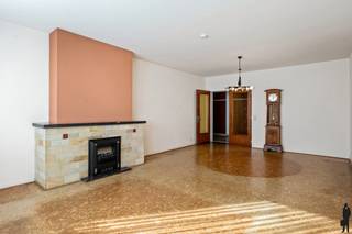 <strong>Lichtrijk appartement op centrale locatie</strong><br /><br />Ruim appartement van <strong>ca. 108 m²</strong> met terras op het westen en <strong>drie slaapkamers</strong> op de eerste verdieping. De ligging zorgt ervoor dat u gemakkelijk toegang heeft tot het openbaar vervoer, invalswegen, horeca, scholen en verschillende parken.<br /><br /><strong>Indeling</strong><br />- Brede inkomhal<br />- Slaapkamer 1<br />- Slaapkamer 2<br />- Slaapkamer 3<br />- Toilet<br />- Badkamer met douche en aansluiting voor was- en droogmachine<br />- Keuken<br />- Leefruimte<br /><br /><strong>Bijzonderheden</strong><br />- Mobiscore van <strong>8,8/10</strong><br />- <strong>EPC C</strong> met een score van 205 kWh/(m² jaar)<strong><br /></strong>- <strong>PVC schrijnwerk</strong> met dubbele beglazing<br />- Kelderberging<br />- GK zijn ca. 300,00 euro/maand (incl. syndicuskosten, water, voorschot verwarming, ...)<br />- <strong>Garagebox </strong>optioneel mee aan te kopen voor 25.000,00 euro