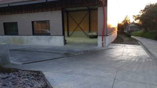 te huur nieuw magazijn van +/- 180 m² met een hoogte van +/- 8m, grote elektrische sectionale deur regenwatertank +/- 10.000 liter led...