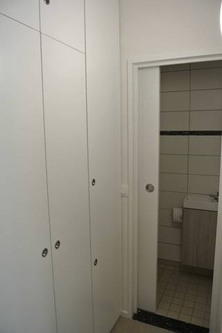 Te huur : app 110m² , 2de verdieping volledig gerenoveerd 2021. Vrij 1 juli 2026.<br />Hall met aparte WC. Ruime living 35m² en half open moderne keuken 9,6m².<br />Badkamer met lavabo en ligbad. Voorziening voor wasmachine en droogkast.<br />Grote slaapkamer 16m² met terras 6m² en bergkast. 2de slaapkamer 11,5m². Kelder .<br />Individuele CV ketel - meters voor gas - elektriciteit - water.<br />Vaste kosten 45€ : algemene kosten gebouw en 2 jaarlijkse keuring van de CV ketel.<br />Dicht bij het centrum en openbaar vervoer.<br />Te bezichtigen vanaf 11 april 2026 na afspraak. 0495 90 64 31 of 0486 37 42 87