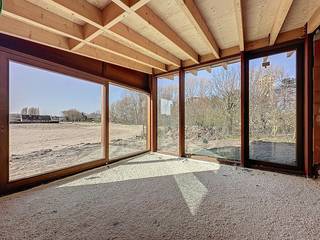 Luxe nieuwbouw tuinpaviljoen 78m² met tuin/zonneterras en grenzend aan de duinen. Indeling: inkom met apart toilet en ingemaakte vestiairekast, zonnige woonkamer, ingerichte keuken, ruime slaapkamer, badkamer, tuin en zonneterras met rechtstreeks toegang tot de beschermde duinen. Mogelijkheid tot aankoop van een ondergrondse garagebox en een grote berging. De afwerking is van topkwaliteit en bovendien energiezuinig (geothermie en zonnepanelen).