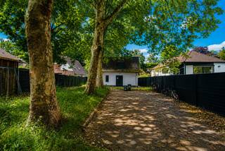 In de Eekhoornstraat 14 te 9100 Sint-Niklaas bevindt zich dit uitzonderlijk opbrengsteigendom op een bijzonder gunstige ligging in een zeer rustige en groene woonomgeving met een uitgesproken landelijk karakter. U geniet hier van een zeldzame combinatie van absolute rust, omringd door natuur en groen, terwijl u tegelijk profiteert van bijzonder vlotte invalswegen richting de omliggende gemeenten en de snelle verbindingen naar de E17 en E34, waardoor zowel Antwerpen, Gent als de bredere regio van het Waasland uitstekend bereikbaar zijn.<br /><br />Dit gebouw betreft een volledig opbrengsteigendom bestaande uit drie studio’s en twee appartementen, verdeeld over de busnummers 14 bus 1 tot en met bus 5, en vormt een bijzonder interessante opportuniteit voor investeerders die op zoek zijn naar een stabiel en aantrekkelijk rendement. U betreedt het gebouw via een gemeenschappelijke inkomhal die toegang geeft tot de verschillende entiteiten op het gelijkvloers. <br /><br />Daar bevindt zich bus 1, een studio met een functionele indeling bestaande uit een keuken, eet- en slaapgedeelte en een badkamer voorzien van inloopdouche, lavabo en toilet, waarbij deze unit bovendien geniet van een mooi uitzicht en directe toegang tot de ruime, diepe en zuidgerichte gemeenschappelijke achtertuin. <br /><br />Daarnaast vindt u op het gelijkvloers bus 2, eveneens een studio met keuken, leefruimte met slaapgedeelte en een badkamer met douche, lavabo en toilet, die bovendien beschikt over een privatief tuingedeelte dat losstaat van de gemeenschappelijke tuin, wat een extra troef vormt. <br /><br />Verder is er bus 3, een uitzonderlijke studio met een eigen private inkom die losstaat van de gemeenschappelijke inkomhal en die naast een leefruimte, keuken en badkamer met douche, lavabo en toilet ook beschikt over twee aparte slaapkamers, aangevuld met een privatieve tuinzone, wat deze unit bijzonder aantrekkelijk maakt.<br /><br />Op de eerste verdieping bevinden zich twee ruime appartementen die eveneens via de gemeenschappelijke inkomhal bereikbaar zijn. Het appartement bus 4 omvat een open leefruimte met een gemoderniseerde keuken, een badkamer met douche, lavabo en toilet en een aparte berging met aansluiting voor wasmachine en droogkast, aangevuld met twee ruime volwaardige slaapkamers. <br /><br />Recht tegenover bevindt zich bus 5, een tweede appartement met eveneens een open leefruimte en vernieuwde keuken, een badkamer met douche, lavabo en toilet en één zeer ruime slaapkamer, wat zorgt voor een comfortabele en praktische woonindeling.<br /><br />Het volledige gebouw is bovendien omgeven door een voortuin, een tuin rondom en een uitzonderlijk ruime en diepe achtertuin die zuidelijk georiënteerd is, waardoor u hier geniet van optimale zoninval en een bijzonder aangename buitenbeleving. Deze combinatie van groen, ruimte en potentieel maakt het geheel extra aantrekkelijk en zeldzaam binnen deze regio. <br /><br />Hoewel het pand beschikt over een EPC-label F, biedt dit net een interessante opportuniteit voor verdere optimalisatie en waardevermeerdering, wat het investeringspotentieel nog aanzienlijk versterkt. Dit opbrengsteigendom vormt dan ook een unieke kans voor investeerders die op zoek zijn naar een solide vastgoedbelegging met mooi rendement en toekomstig groeipotentieel op een rustige maar strategisch gelegen locatie.<br /><br />Dit pand is onderworpen aan de renovatieverplichting van de Vlaamse overheid voor residentiële gebouwen (behoudens bij sloop binnen 5 jaar na de aankoop). Consulteer voor meer informatie de website van het Vlaams Energie- en Klimaatagentschap via https://www.vlaanderen.be/een-huis-of-appartement-kopen/renovatieverplichting-voor-residentiele-gebouwen.<br /><br />De stedenbouwkundige inlichtingen zijn in aanvraag.