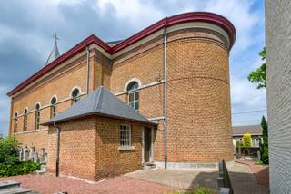 Wie een originele woongelegenheid of werkplek zoekt, vindt zeker zijn gading in deze kerk. Landelijk gelegen en dit in een kleine dorpskern weg van alle drukte.<br /><br />Neoclassicistische zaalkerk, gelegen in een ommuurd kerkhof, aan de westzijde toegankelijk via een hoge trap.<br />De toren werd gebouwd rondom de oude romaanse toren van silex, die tot op halve hoogte bewaard bleef, en binnenin zichtbaar is.<br />Bakstenen schip op hardstenen plint, onder zadeldak (leien); hoekpilasters; rondboogvensters met hardstenen lekdrempels.<br />Het orgel is beschermd als monument.<br /><br />Deze eigendom wordt aangeboden via het online biedplatform van Covast. Voor info, bezichtiging en het uitbrengen van een bod uit te brengen, kunt u contact nemen met ons kantoor op het nummer 012 23 00 23 of mailen aan roland@immo-leroi.be.<br /><br />De instelprijs bedraagt € 115.000. Het bod is exclusief makelaarsereloon en verkoopbelastingen; deze kosten zijn ten laste van de koper.<br />De eerste biedingsfase loopt tot en met 4 september 2026 om 15u00.