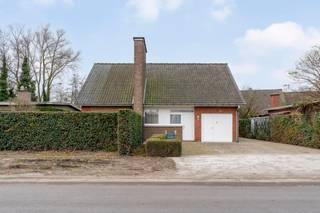 Deze keurig onderhouden eigendom heeft de volgende opdeling: de gelijkvloerse verdieping beschikt over een inkomhal met doorgang naar de living, apart bureau en toilet. De gezellige leefruimte beschikt over een kwalitatieve afwerking en connectie tussen tv-ruimte en eetruimte mét zicht op de voor &amp; achtertuin. De leefruimte beschikt over voldoende lichtinval en zicht op groen! Vervolgens is er een aparte keuken. Aansluitend bij deze keuken heeft u de berging en inpandige garage. Via de keuken of berging/waslokaal kan u de tuin en de aparte magazijnruimte, met een oppervlakte van 85m², bereiken. Een troef is dat u deze aparte ruimte ook als extra garage kan gebruiken.<br /><br />Tot slot heeft u op de 1ste verdieping het slaapgedeelte. In totaal zijn er 2 ruime slaapkamers en een badkamer met alle comfort. De bovenverdieping is voorzien van kwalitatieve parket.<br /><br />Een geweldige thuis voor voor wie niet ver van centrum Sint-Niklaas wil wonen maar toch van alle rust wil genieten én een vlotte verbinding wil.<br />Plan snel uw bezoek in en laat u aangenaam verrassen door deze eigendom met al z'n troeven!