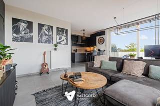 <p><span>Recent, energiezuinig appartement met 2 parkeerplaatsen inbegrepen</span></p><p><span> </span></p><p><span>Belangrijkste troeven:</span></p><p><span>- Recent en energiezuinig</span></p><p><span>- Hypergeïnstalleerde keuken</span></p><p><span>- Badkamer met inloopdouche en badkamermeubel met dubbele wastafel</span></p><p><span>- Lift aanwezig, dus geen trappen nodig!</span></p><p><span>- Reeds voorzien van airco</span></p><p><span>- 2 ondergrondse parkeerplaatsen en kelderberging reeds in de prijs inbegrepen</span></p><p><span>- Ruime fietsenstalling</span></p><p><span> </span></p><p><span>Bekijk zeker ook de 3D virtuele rondleiding en de grondplannen met de afmetingen. Zo krijgt u van thuis uit al een perfect beeld van wat deze woning te bieden heeft!</span></p><p><span>Wenst u meer info of een vrijblijvende bezichtiging, contacteer dan ons kantoor op het nummer 014 39 99 99 en wij helpen u graag verder.</span></p>