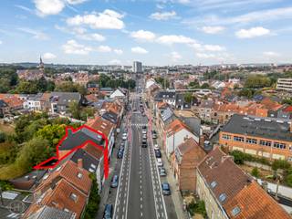 Op een strategische locatie in het hart van Heverlee staat dit architecturale gebouw (2010) met een hedendaagse uitstraling. Het kantoorgedeelte verwelkomt u met een elegante inkomhal met ingebouwde kasten en een stijlvol receptiemeubel, doorlopend naar een lichtrijk landschapskantoor. Daarnaast zijn er een kitchenette en sanitaire voorzieningen (M/V). Op de eerste verdieping bevindt zich een ruim afzonderlijk bureau naast een vergaderzaal, ideaal voor geconcentreerd werk of vertrouwelijke meetings. Het kantoor is onmiddellijk beschikbaar. De ligging is een absolute troef: vlot bereikbaar via de E40 en E314, met uitstekende verbindingen via het openbaar vervoer en ruime parkeermogelijkheden in de buurt. Interesse? Contacteer ons via info@homies.be of bel 016 22 82 22.