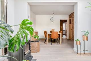 Deze karaktervolle woning combineert modern comfort met praktische mogelijkheden. Met een magazijn van 140 m2 biedt het een ideale oplossing...