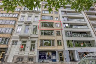 Ontdek dit schitterende appartement te koop in het hart van Antwerpen, met rustgevend zicht op bomen. Dit ruime appartement van 110 m² op de derde verdieping biedt een uitzonderlijke woonervaring in de bruisende stad Antwerpen.Indeling:- inkomhal- lichtrijke woonkamer op parket- ingerichte keuken - masterbedroom aan de rustige achterzijde met volledig ingemaakte kasten en toegang tot het eerste terras- open bureauruimte in de gang- tweede slaapkamer, ideaal als kinderkamer of logeerkamer met toegang tot het tweede terras- moderne badkamer met douchebad en lavabo- apart toilet- praktische kelderDit appartement is ideaal voor wie op zoek is naar een instapklare woning op een gewilde locatie. De nabijheid van winkels, restaurants en cultuur maakt wonen hier bijzonder aantrekkelijk. Zoek je een appartement te koop in Antwerpen? Dan is dit een unieke kans.Bent u geïnteresseerd in een appartement of woning te koop in Antwerpen? Aarzel dan niet om ons te contacteren. Had u graag uw eigen eigendom te koop aangeboden contacteer ons dan voor een vrijblijvende schatting, telefonisch op het nummer 03/206.76.76 of per mail naar antwerpen@dewaele.com.Ook voor alle andere vragen omtrent vastgoed, kopen of verkopen kan u steeds bij ons terecht!Bestuursmaatregelen in het maatregelenregister: nee