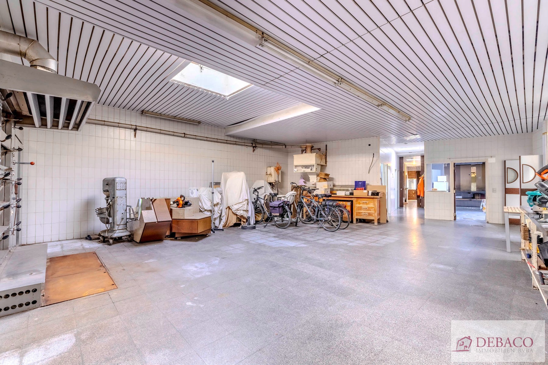 Ruim commercieel gelijkvloers met mooi duplex appartement! - foto 4