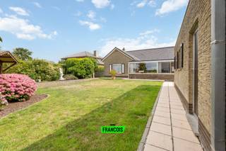 Deze gelijkvloerse woning bevindt zich op een rustige locatie, dicht bij het centrum van Edewalle (Kortemark), en staat op een perceel van 1000 m².<br /><br />De indeling op het gelijkvloers omvat een ruime inkomhal, een gezellige en lichte leefruimte, een volledig ingerichte keuken, een slaapkamer, wasplaats en een grote veranda. Daarnaast is heb je nog 2 extra gelijkvloerse slaapkamers of een praktijkruimte.<br /><br />Op de bovenverdieping bevinden zich twee slaapkamers en ook de zolder biedt extra opbergmogelijkheden.<br /><br />De tuin is een absolute troef: je geniet er van een open zicht op de omliggende velden. Verder zijn er een garage en een aparte buitenberging aanwezig.<br /><br />De opgegeven prijs geldt als een vraagprijs. Elk bod wordt aan de verkoper(s) voorgelegd, die vrij zijn om dit te aanvaarden.<br /><br />