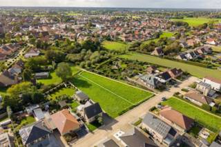 <p>Bouwgrond van 1.336 m² met zuidwestelijke oriëntatie in Sint-Lenaarts Brecht.</p><p>Op een aangename locatie in Sint-Lenaarts bevindt zich deze bouwgrond van 1.336 m², gelegen aan de E.Claeslaan 18, Sint-Lenaarts. Het perceel is momenteel verkavelt in 2 bouwgronden voor halfopen bebouwing, maar h<span>et bebouwen van de 2 kavels met één open bebouwing is principieel mogelijk mits een gemotiveerde afwijking van de verkavelingsvoorschriften wordt gevraagd bij de omgevingsvergunningsaanvraag voor de bouw van de woning. Aangezien de verkaveling ouder is dan 15 jaar is hier geen bijstelling van de verkaveling voor nodig.</span></p><p>De bouwgrond heeft een breedte van circa 25,84 meter, een diepte van circa 78 meter en geniet achteraan van een gunstige zuidwestelijke oriëntatie.</p><p>De grond is gelegen in woonuitbreidingsgebied.</p><p>Dankzij de mooie perceeldiepte en de zonnige oriëntatie biedt deze bouwgrond interessante mogelijkheden voor wie zijn eigen woning volledig naar wens wil realiseren.</p><p>Ook op het vlak van watergevoeligheid scoort het perceel gunstig: het is niet gelegen in een risicozone voor overstromingen en beschikt over een P-score A.</p><p>Bouwvoorschriften en verdere stedenbouwkundige informatie zijn beschikbaar op aanvraag.</p>