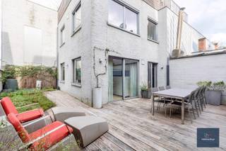 In te schrijven via deze link : https://ap.lc/HXjIn of via onze website : www.makelaarshuys.be / te huur / het pand / plan uw bezoek. <br /><br />Dit appartement gelegen in het hartje van de Stad nabij Sint-Jacobs en het Baudelopark wordt vandaag te huur aangeboden. Het appartement is gelegen op het eerste verdiep en is te bereiken via de trap (geen lift). Binnengekomen is er de inkomhal met verder de open keuken met alle toestellen. De zit en eetruimte kijkt uit op het water en zorgt voor een enorm rust. Vanuit de keuken kunnen we trouwens het zeer ruim terras betreden. Verder is er nog een enorme ruime slaapkamer met bureauruimte. De badkamer is voorzien van lavabo en douche. Beneden kan er gebruik gemaakt worden van de garageplaats. Schitterend EPC = Label A. <br />Graag tot binnenkort. <br />( de meeste meubels zullen verwijderd worden )