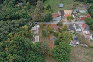 Droomt u van een vrijstaande woning op een ruim perceel, met een groene omgeving én een centrale ligging? Dit perceel van 1.342 m², gelegen tussen Halle-Zoersel en Zandhoven, biedt alle ruimte om een woning op maat te realiseren.

Het perceel omvat circa 1.000 m² bouwgrond. Het achterste gedeelte van circa 342 m² dient als groenzone behouden te blijven en vormt een mooie overgang naar het aangrenzende agrarische landschap.

Dankzij de open velden aan de achterzijde geniet u van een bijzonder aangenaam en landelijk uitzicht. Tegelijkertijd bevindt het perceel zich op een vlot bereikbare locatie, met een goede verbinding naar de omliggende gemeenten en belangrijke verkeersassen.

Stedenbouwkundige mogelijkheden:

Op het perceel kan een vrijstaande eengezinswoning worden opgericht met volgende afmetingen:

- een bouwbreedte tussen 8 en 14 meter;
- een maximale bouwdiepte van 17 meter;
- de mogelijkheid om een bijgebouw tot 75 m² te voorzien.

De combinatie van een royale perceeloppervlakte, ruime bouwmogelijkheden en een groen achteraanzicht maakt deze bouwgrond bijzonder interessant voor wie op zoek is naar rust, vrijheid en wooncomfort.

Voor de volledige bouwvoorschriften of bijkomende informatie kan u contact opnemen via info@verbiestvastgoed.be