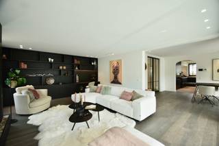 Alleenstaande villa rustig gelegen in een oase van groen in een doodlopende straat vlakbij de Kalfsmolen en de Graaf Jansdijk. Indeling: inkomhal...