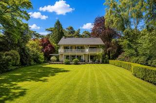 <h1><span><br />Charmante villa grenzend aan de Kalmthoutse Heide</span><span><br /><br />Ligging</span><span><br /><br />Deze charmante villa bevindt zich op een uitstekende locatie in Heide-Kalmthout, met scholen, winkels en openbaar vervoer op korte afstand. De woning beschikt over een ruim perceel van 3.000 m² en een bewoonbare oppervlakte van 386 m².</span><span><br /><br />Indeling</span><span><br /><br />Via de inkomhal betreedt u de riante en lichtrijke leefruimte met houthaard. De aparte keuken met eetkamer biedt een aangenaam zicht op de groene tuin.<br /><br />Verder zijn er gezellige en zonnige terrassen, zowel aan de voor- als achterzijde van de woning. Daarnaast bevindt zich op het gelijkvloers een praktische wasplaats, een apart toilet en een polyvalente ruimte die momenteel wordt gebruikt als praktijkruimte.<br /><br />Op de eerste verdieping bevinden zich vier volwaardige slaapkamers en een badkamer, uitgerust met een dubbele wastafel, ligbad en toilet. De masterbedroom met ensuite badkamer is voorzien van een dubbele wastafel, douche, ligbad en toilet. Bovendien beschikken de kamers over een balkon met zicht op het groen. Daarnaast zijn er een zolder en een kelder aanwezig.<br /><br />Verder beschikt de woning over een riante garage.<br /><br />De zonnige, groene tuin vormt een oase van rust waar u in alle privacy kunt genieten. Achteraan de tuin bevindt zich het Grenspark de Kalmthoutse Heide.</span><span><br /><br />Troeven</span><span>:<br /><br />- Toplocatie<br />- 4 ruime slaapkamers<br />- EPC: 274 kWh/m²<br />- Zonnige, groene tuin<br />- Grenzend aan de Kalmthoutse Heide <br /><br /></span><span>Omschrijving</span><span><br /><br />Deze woning combineert ruimte, comfort en een uitstekende ligging in Heide-Kalmthout. Ideaal voor gezinnen die op zoek zijn naar een warme thuis met veel ruimte en mogelijkheden, op een rustige en groene locatie.</span><span><br /><br />Interesse?</span><span><br /><br />Wacht niet te lang en plan vandaag nog uw bezoek!</span><span><br /><br /><br /></span></h1><p><span> </span></p>