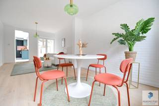 Mooi vernieuwde 3 slaapkamer woning met zonnige tuin en grote lostaande garage. De garage is toegankelijk via de naastliggende weg. Achter deze...