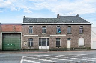 Ensemble immobilier comprenant:1/Un grand entrepôt/atelier de 735m² avec bureaux de 63m² en façade et sanitaires.2/ Une maison d'habitation trois...