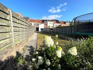 CHARMANTE RENOVATIEWONING met veel potentieel op CENTRALE LIGGING nabij 't Perretje en het Daverlopark. Indeling: inkomhal, leefruimte,...