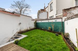 <p><span>Op een ideale locatie vlak bij het Elisabethpark in Koekelberg bieden wij u deze prachtige woning van 237 m² met tuin aan. De woning is als volgt ingedeeld: op de tussenverdieping bevinden zich bergingsruimtes en een wasruimte. Op het gelijkvloers: een woonkamer, eetkamer, keuken en toegang tot de tuin op het zuidwesten. Op de 1e verdieping: twee grote slaapkamers (+-16 m²) en een bureau. Op de 2e verdieping: twee grote slaapkamers (+-16 m²) en een badkamer met douche en bad. Twee aparte toiletten. Inrichtbare zolder. EPC E-. Deze woning zal u bekoren door haar ligging, buitenruimte en potentieel! Een echte aanrader.</span></p>